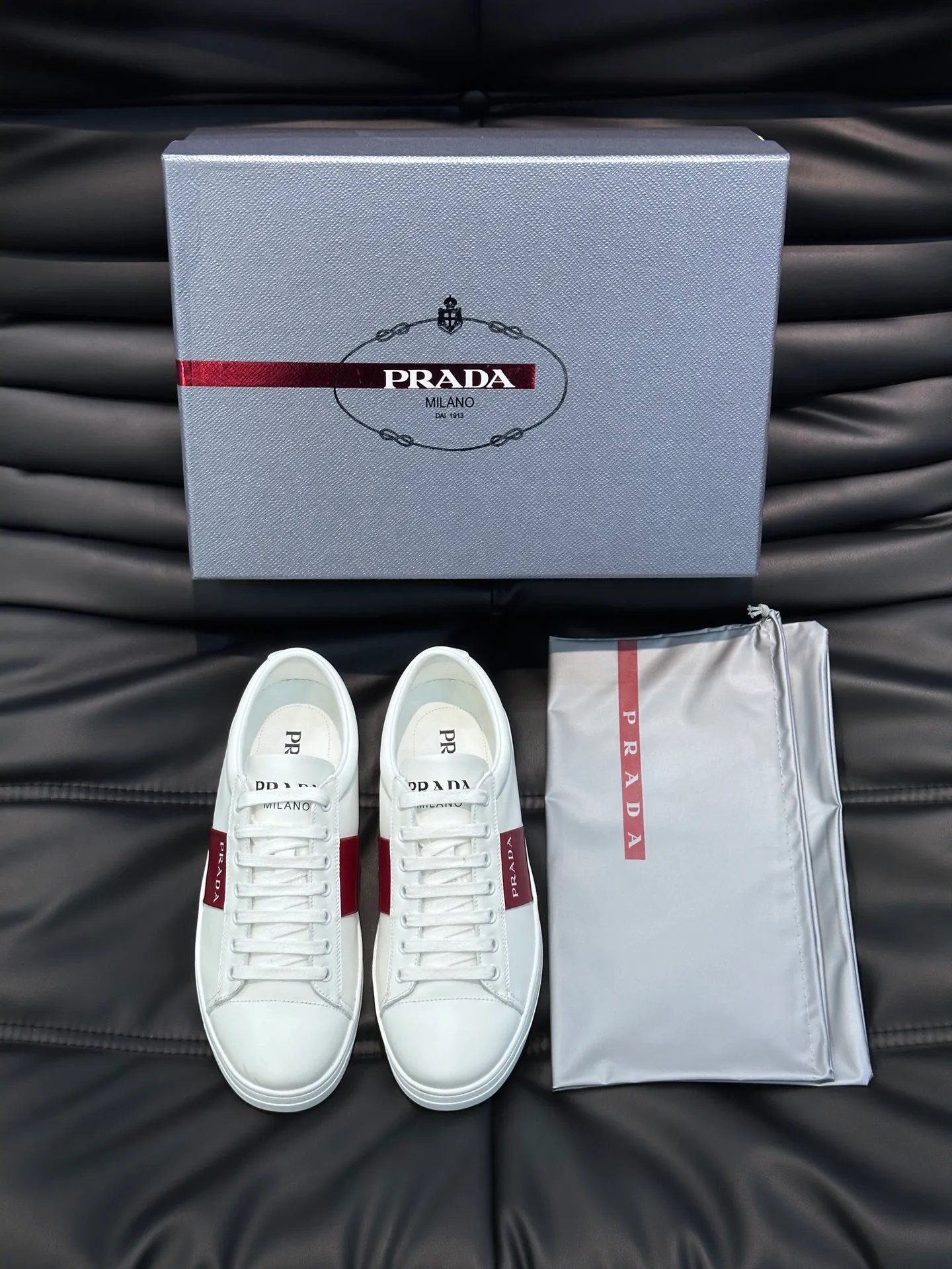 Men's shoes 💰p360 "Men's shoes 💰pRAD*" Prada's new high-end men's casual sports shoes. This leather sports shoe uses calfskin upper. The body of the shoe interprets the Prada letter brand logo from multiple angles. The brand logo is embellished on one side of the upper, all explaining the brand style. Sheepskin lining, lightweight, comfortable and durable! Size: 38-44